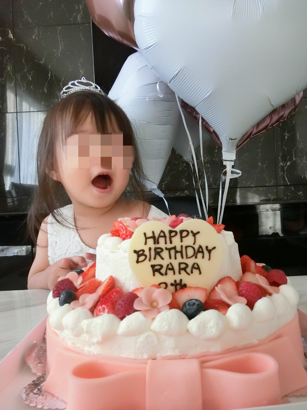 2歳のお誕生日 誕生日バルーンにティアラでプリンセス Kisaki Airi