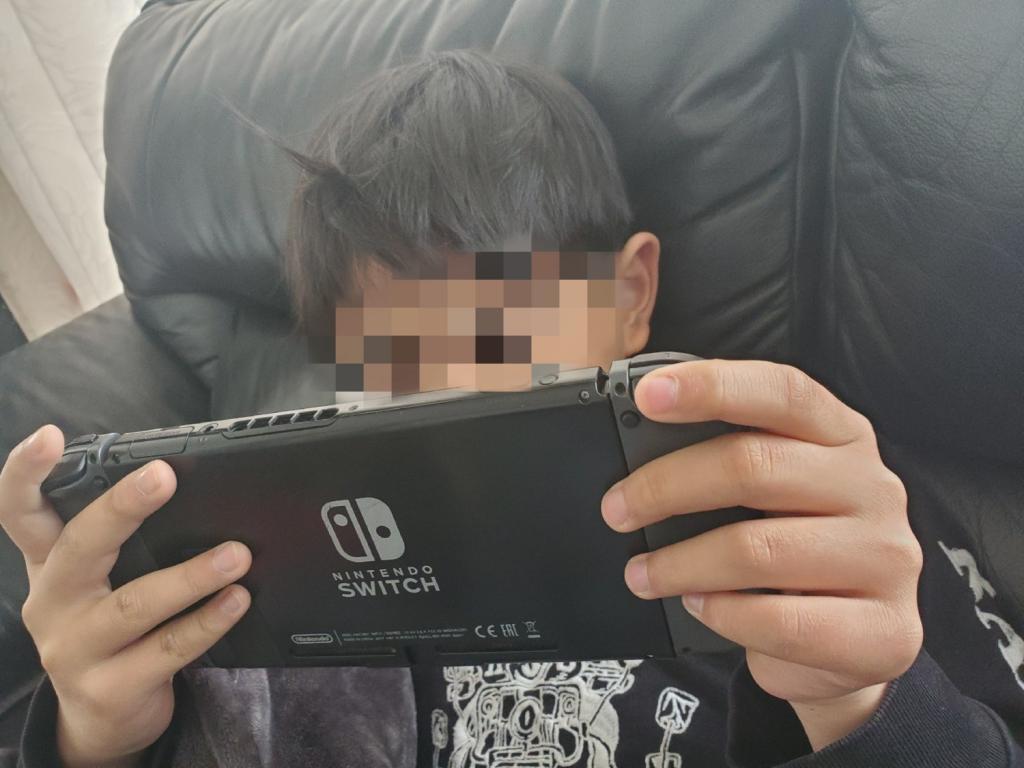 Switchをする息子