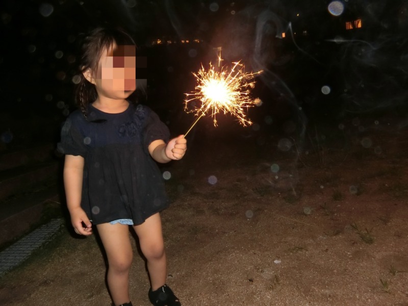 花火をする2歳の女の子
