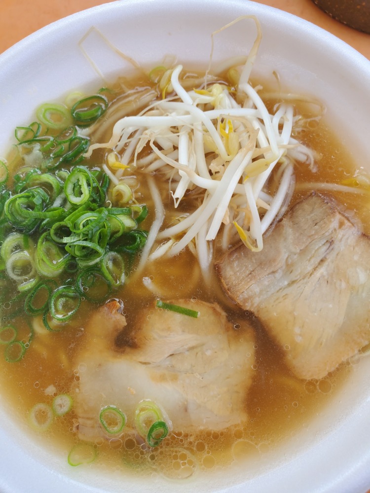 プールで食べるラーメン