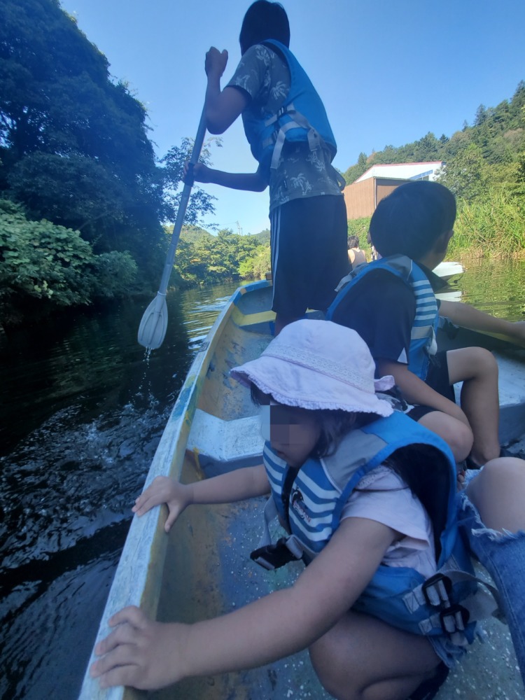 釣り堀のカヌーに乗る子供達