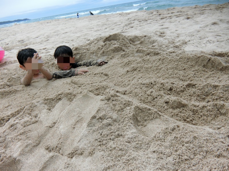 砂浜に埋めてもらった写真