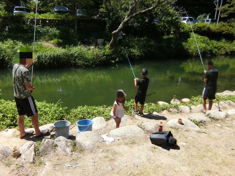 湯来釣り堀で釣り堀をする子供達