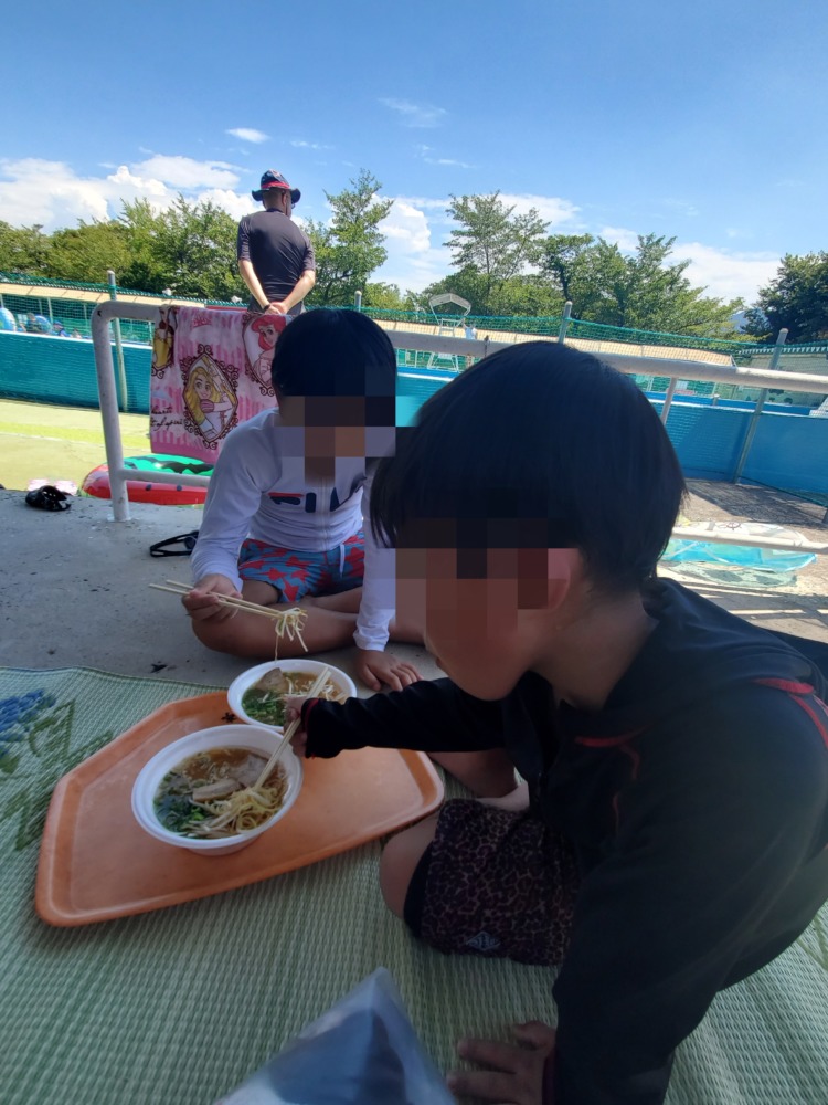 ちゅーピープールでラーメンを食べる息子達