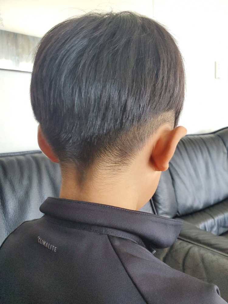 息子のツーブロックの髪型、後ろは刈り上げ