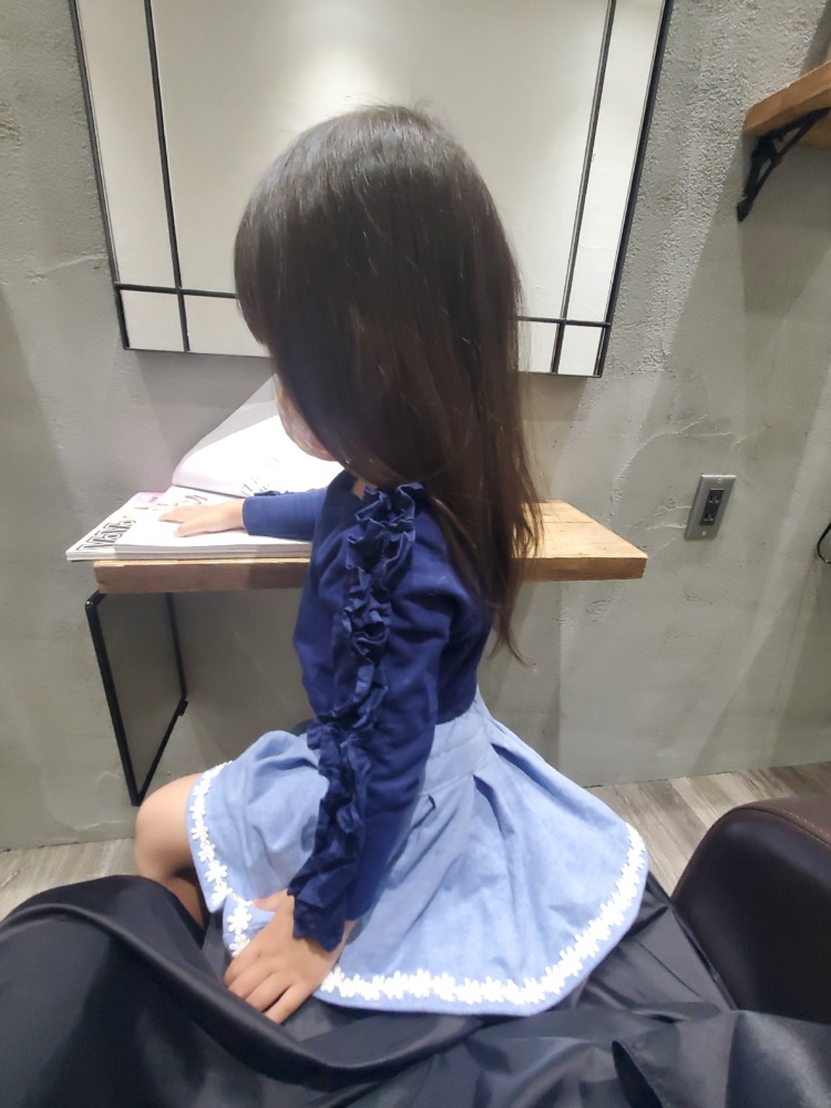 美容院で娘が膝の上に座って待っている写真