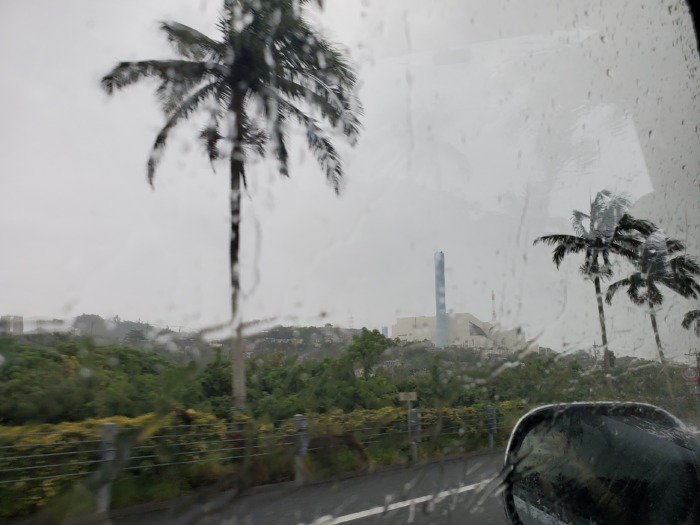 突然降る沖縄の雨