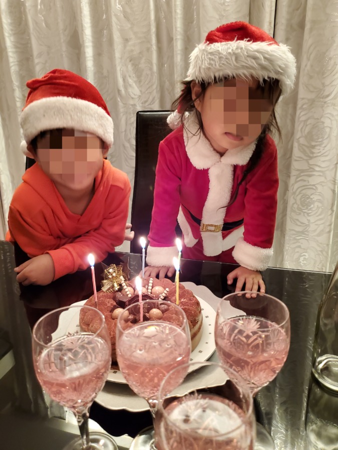 サンタのコスプレの子供達とクリスマスケーキ