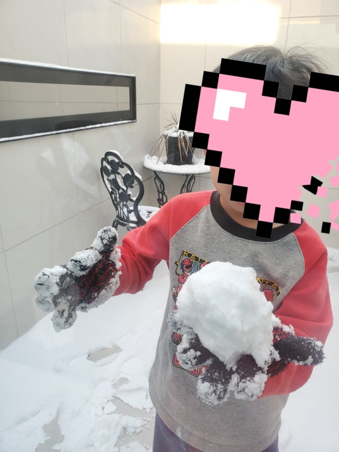 雪遊びをする子供