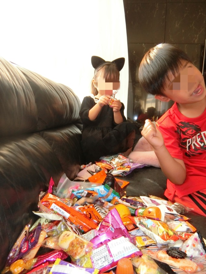 ハロウィンはお家を回ってお菓子を貰う子供達